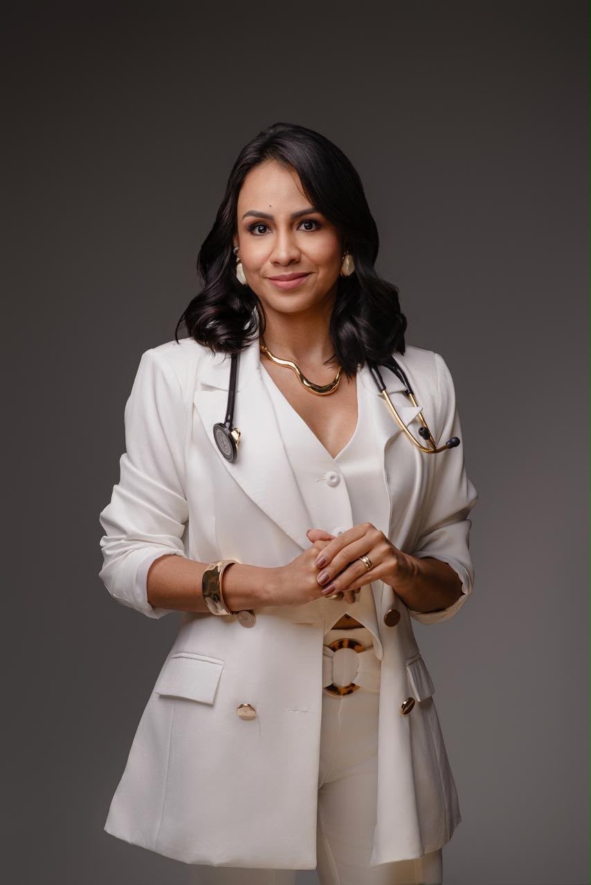 Dra. Andressa Moreira com estetoscópio